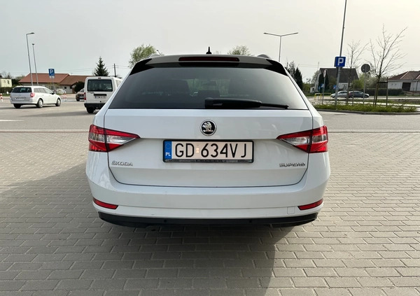 Skoda Superb cena 52900 przebieg: 198000, rok produkcji 2016 z Gdańsk małe 121